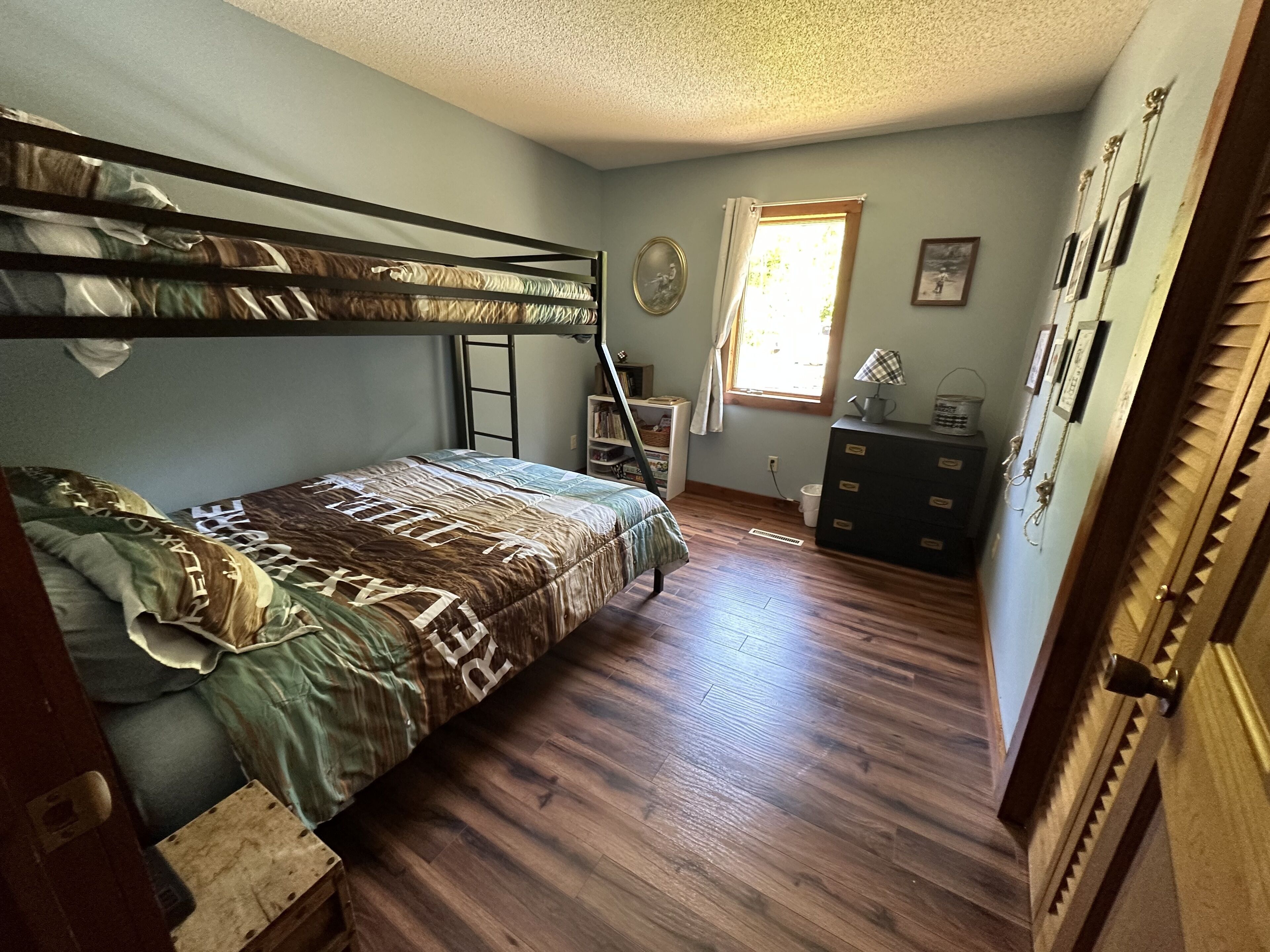 3 slaapkamers, een bureau, een strijkplank/strijkijzer, reisbedje