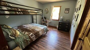 3 slaapkamers, een bureau, een strijkplank/strijkijzer, reisbedje