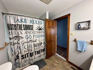 Hair dryer, towels, soap, shampoo - THE LOFT, Beautiful Deck Views, Steps from the Lake, Nights Around the Fire Pit (Hudson)