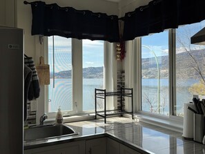 Fridge, microwave, oven, stovetop - Beautiful & Private Downtown Lakeside Space/King Bed/2 Patios/BBQ &Dog-Friendly! (Kelowna)