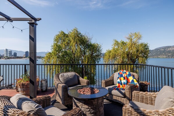 Terrace/patio - Beautiful & Private Downtown Lakeside Space/King Bed/2 Patios/BBQ &Dog-Friendly! (Kelowna)