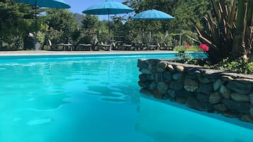 Una piscina al aire libre, una piscina climatizada