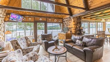 Télévision, cheminée, lecteur de DVD, espaces bureaux