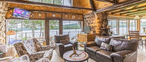 TV, peis, DVD-spiller og kontorer