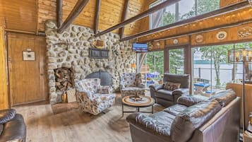 Télévision, cheminée, lecteur de DVD, espaces bureaux