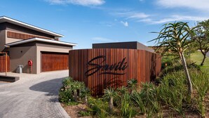 Un edificio moderno con un gran letrero de madera que dice "Savile".
