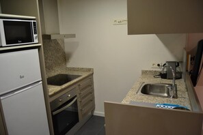 Fridge, microwave, oven, coffee/tea maker - Apartment 2 rooms in Puigcerdà Center (Accessible) (Puigcerdà)