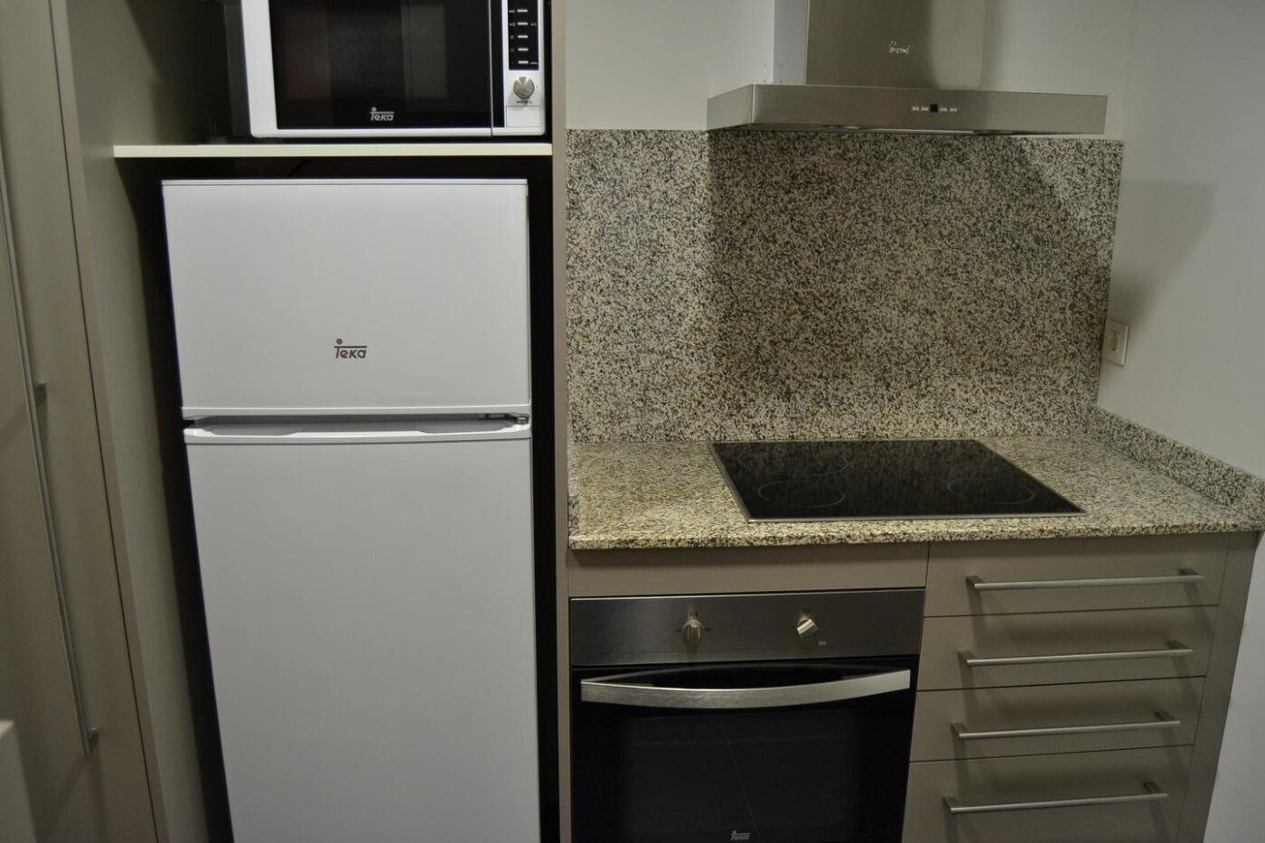 Een koelkast, een magnetron, een oven, een koffiezetapparaat/waterkoker