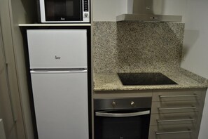 Réfrigérateur, micro-ondes, four, cafetière/bouilloire