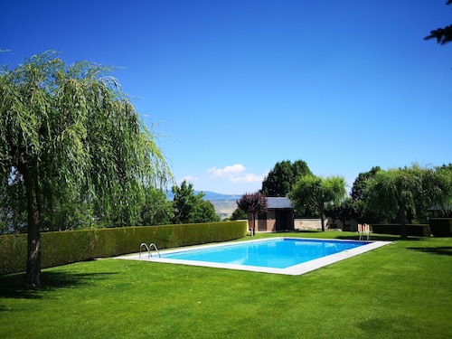 Townhouse 3 Bed Pool, Paddle Court, Fireplace & Wi-Fi