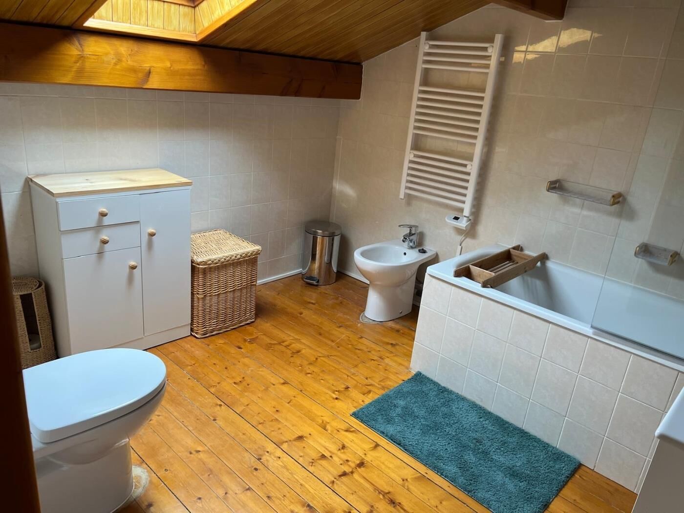 Un baño con inodoro, bidé y bañera.