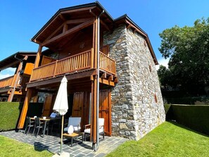 Outdoor dining - Ground Floor 2 rooms Pool, Paddle Court, Fireplace & Private Garden (Angoustrine-villeneuve-des-escaldes)