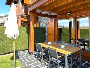 Outdoor dining - Ground Floor 2 rooms Pool, Paddle Court, Fireplace & Private Garden (Angoustrine-villeneuve-des-escaldes)