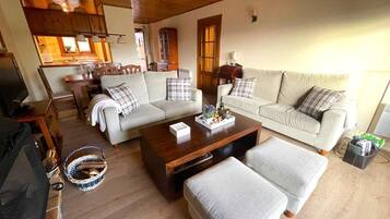 Televisión y chimenea