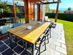 Outdoor dining - Ground Floor 2 rooms Pool, Paddle Court, Fireplace & Private Garden (Angoustrine-villeneuve-des-escaldes)