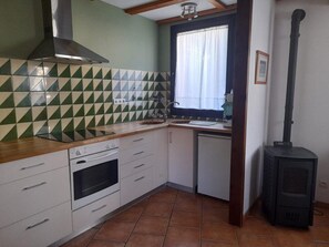 Réfrigérateur, four, cafetière/bouilloire, grille-pain