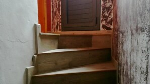 A wooden staircase with a handrail, leading to a door with a dark panel. - House 2 rooms Fireplace, Charm and Views, 5km from Llívia (Saillagouse)
