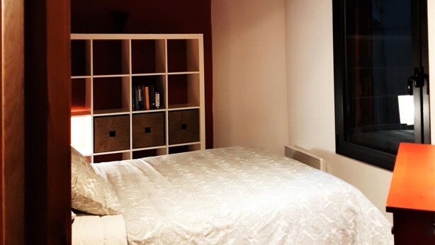 A bedroom with a bed, a white headboard, a window, and a bookshelf. - House 2 rooms Fireplace, Charm and Views, 5km from Llívia (Saillagouse)