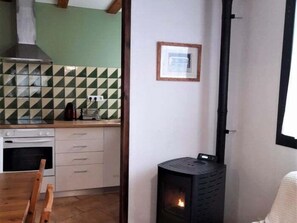 Fridge, oven, coffee/tea maker, toaster