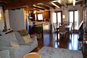 Een televisie en een open haard