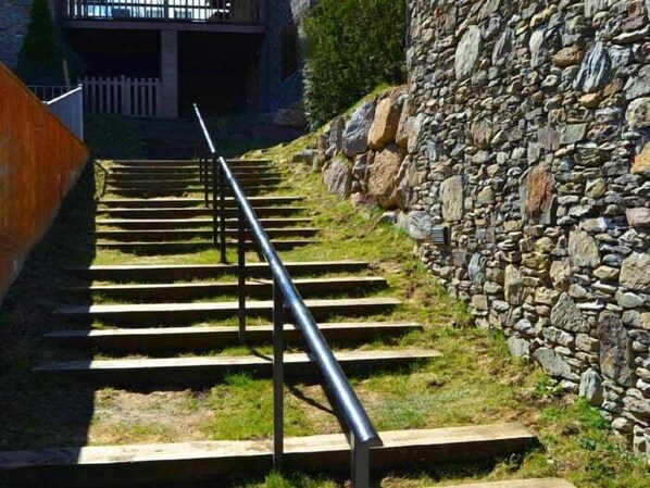 المنطقة المحيطة بالمنشأة