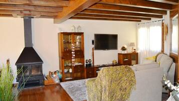 Een televisie en een open haard