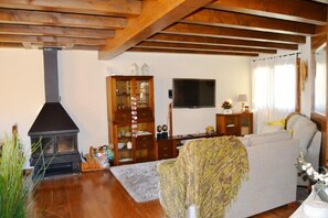 Een televisie en een open haard