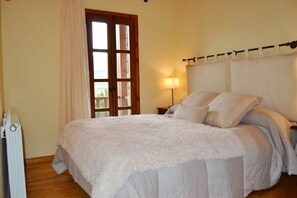 3 makuuhuonetta, silitysrauta/-lauta