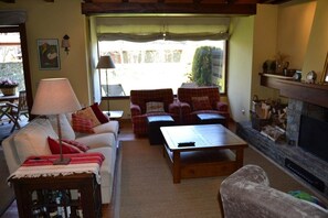 Televisión y chimenea 