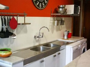 Jääkaappi, mikroaaltouuni, uuni, astianpesukone