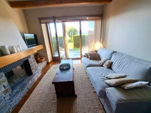 TV, fireplace