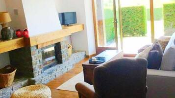 Een televisie en een open haard