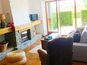 Een televisie en een open haard