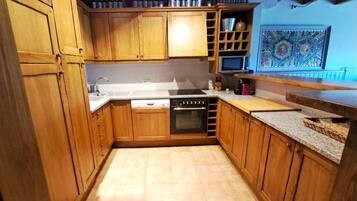 Een koelkast, een magnetron, een oven, een vaatwasser