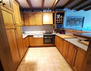 Een koelkast, een magnetron, een oven, een vaatwasser