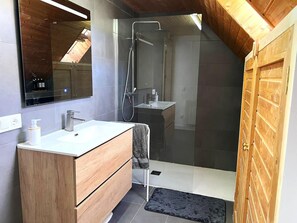 Shower - Country House in Enveitg with garden, fireplace and WiFi (Enveig)