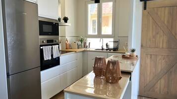 Cafetière/bouilloire, réfrigérateur, micro-ondes, four