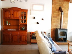 Televisión y chimenea 