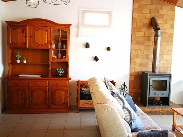 Televisión y chimenea