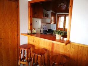 Een koelkast, een microgolfoven, een oven, een vaatwasser