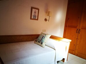 3 habitaciones y tabla de planchar con plancha