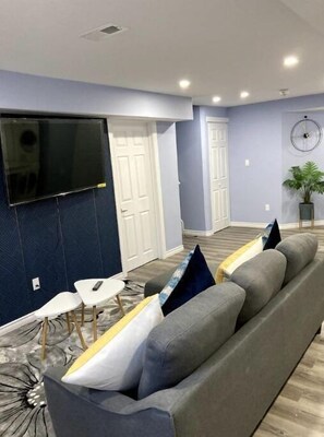 Smart TV - Beautiful 2 bedroom suite close to attractions (Niagara Falls)