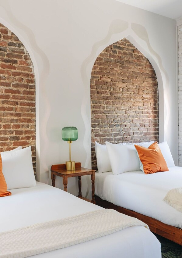 4 habitaciones, escritorio, tabla de planchar con plancha y wifi 