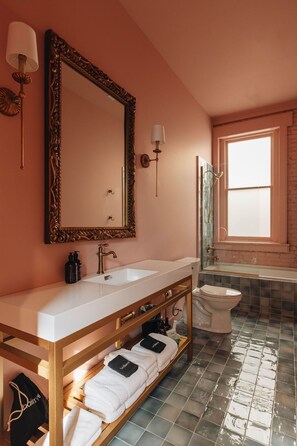 Bathtub, hair dryer, towels - Bellwether House Summ (Louisville)