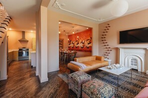 Televisión, chimenea, libros y oficina 