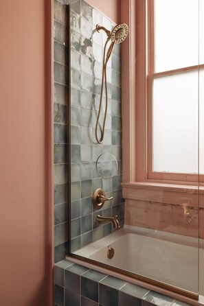 Badewanne, Haartrockner, Handtücher