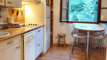 Fridge, microwave, dishwasher, toaster