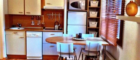 冰箱、微波炉、洗碗机、烤面包机