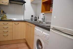 Een koelkast, een magnetron, een broodrooster