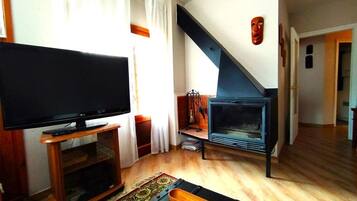 Televisie en een open haard